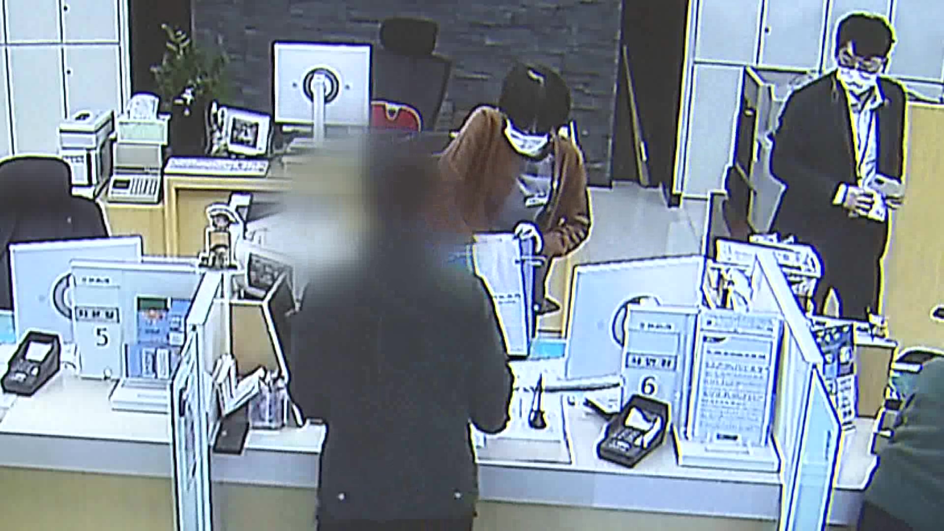 범인 검거를 위해 A 씨와 은행원이 인출 장면을 연출하고 있다. 당시 은행 CCTV 화면.