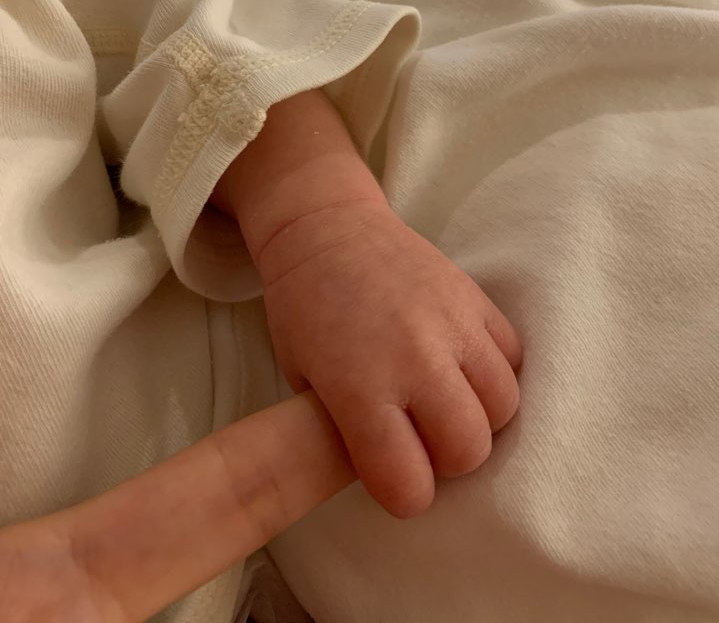 방송인 사유리씨의 아들이 엄마의 손가락을 꼭 잡고 있다.