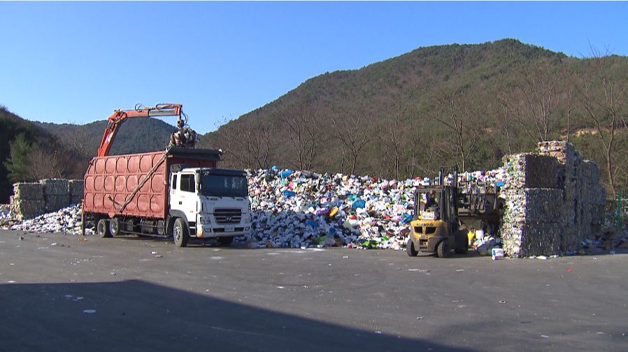 플라스틱 쓰레기를 수거해가는 재활용 수거업체.