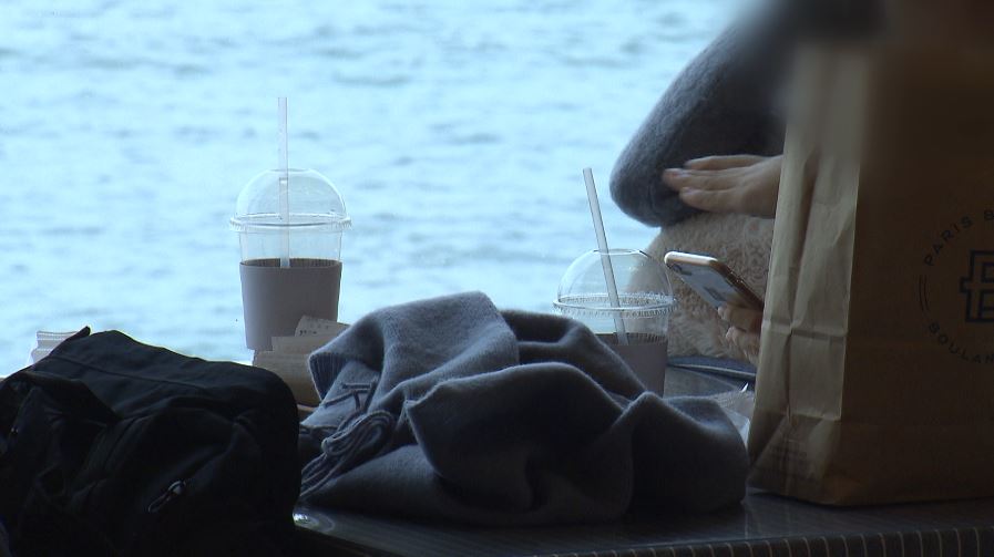 '카페 안 일회용 플라스틱 컵 사용규제'가 다음 달인 12월부터 다시 시행된다.