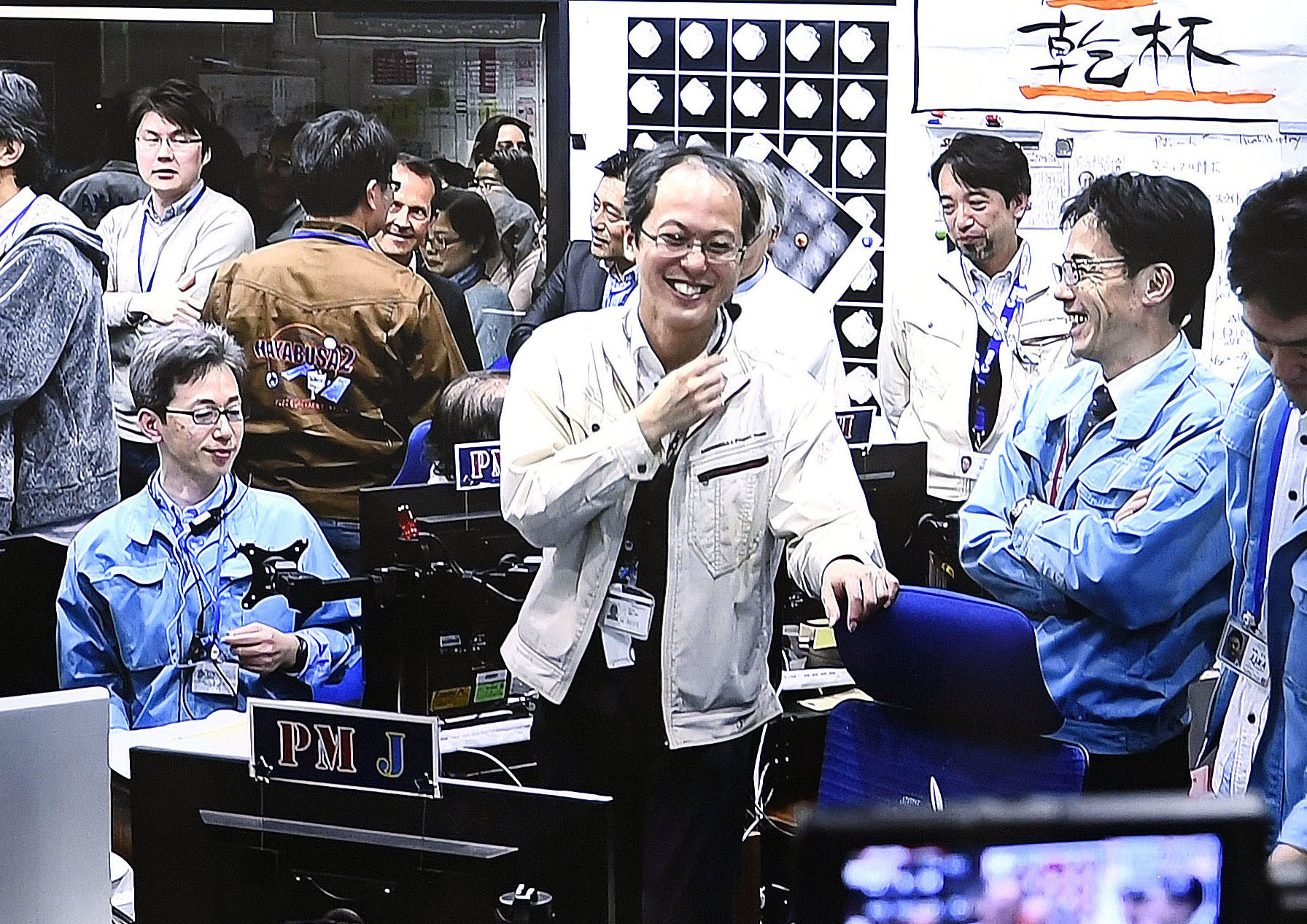 하야부사2 임무 성공에 기뻐하는 일본 연구진 [사진출처:JAXA]