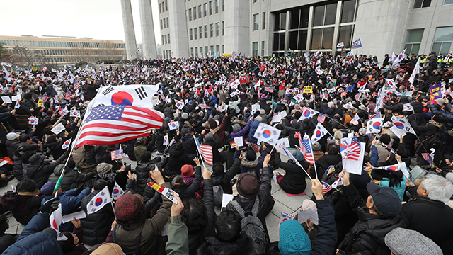 지난달 16일 국회 경내로 진입해 시위를 벌인 보수단체 [사진 출처 : 연합뉴스]