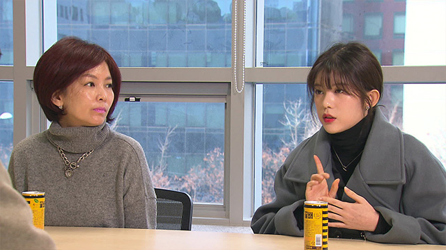 아이돌 그룹 모모랜드의 멤버 데이지(오른쪽)와 데이지의 어머니(왼쪽)가 KBS와 인터뷰를 하고 있다