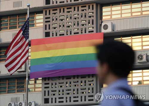 주한 미국대사관은 성소수자 인권을 지지하는 의미로 ‘무지개 깃발’을 2017년부터 지난해까지 3년 연속 대사관 외벽에 계양했다.