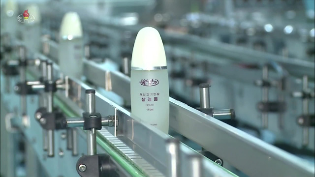 공장에서 생산 중인 북한 화장품 ‘봄향기’