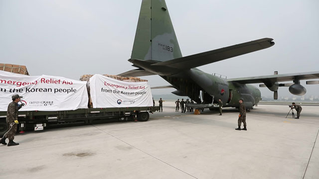 2016년 일본 구마모토 지진 피해 당시 C-130에 구호물품을 싣고 있다.