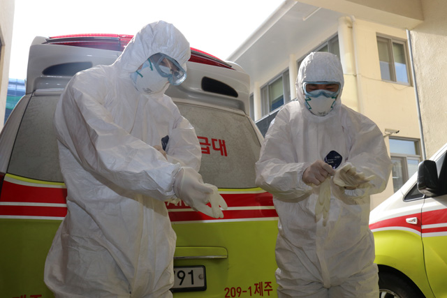 제주도소방안전본부 소속 '감염병 전담구급대' 대원들이 방역복을 착용하고 있는 모습.