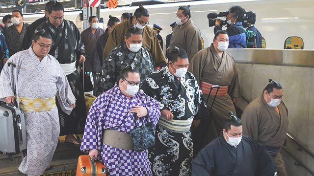 일본 스모 선수들이 오사카에서 열리는 대(大)스모 3월 대회에 참가하기 위해 23일 마스크를 쓴 모습으로 신오사카 철도역에 도착하고 있다. (오사카=AP·연합뉴스)