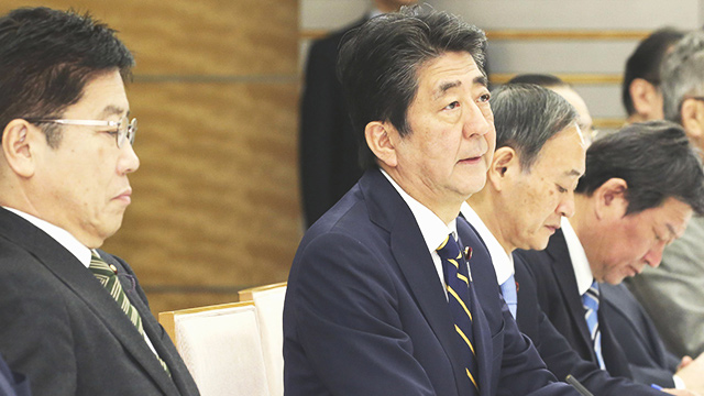 아베 신조 일본 총리가 26일 도쿄 총리관저에서 코로나19 대책회의를 주재하고 있다. (교도=연합)