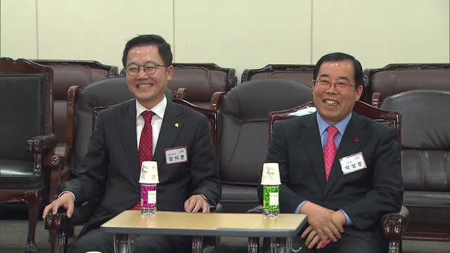 지난 2016년 당시 새누리당의 서울 서초을 공천 심사 면접장에 나란히 앉아 있는 강석훈, 박성중 예비후보. 두 사람은 각각 19대, 20대 총선에서 이 지역에 차례로 당선됐다.