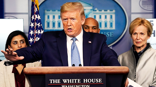 도널드 트럼프 미국 대통령이 16일 백악관 브리핑에서 “코로나19 위기가 7월이나 8월에 지나갈 것”이라고 밝히고 있다. 