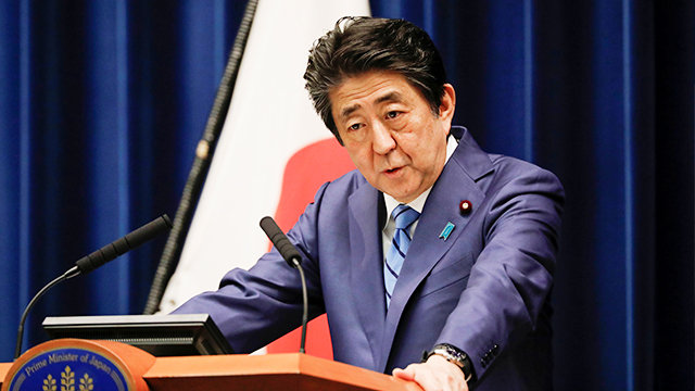 아베 신조 일본 총리가 14일 기자회견에서 도쿄올림픽을 무사히 예정대로 개최하고 싶다는 뜻을 밝히고 있다. [사진 출처 : 로이터=연합]