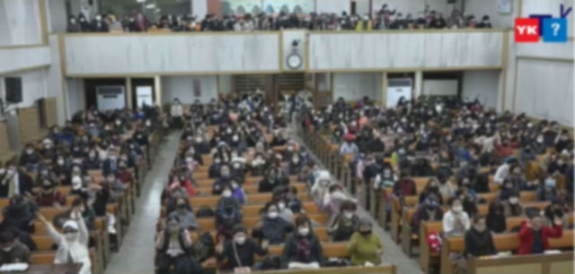 예배당 안에서 철야기도회 중인 교인들. 앞뒤 폭 1m 가량의 의자에 다닥다닥 모여 앉아 있다. (사진 출처 : 유튜브 ‘너알아TV’ 캡쳐)