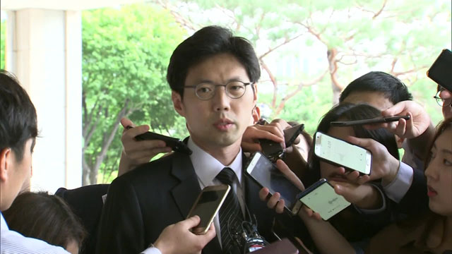 2018년 8월 29일 나상훈 판사가 검찰 조사를 앞두고 서울중앙지검 앞에서 기자들의 질문에 답하고 있다.