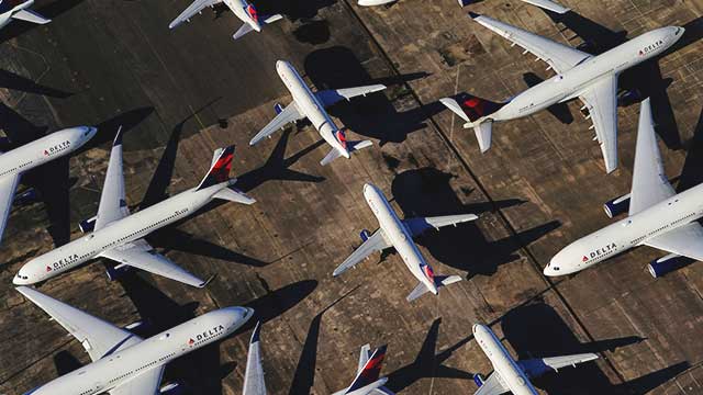 지난달 25일 미국 앨라배마주 버밍엄 공항에서 운항이 중단된 델타항공 소속 여객기들이 줄지어 서있다. (로이터)