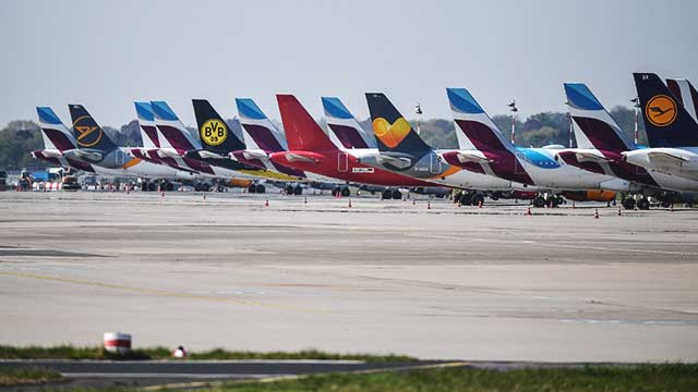 지난 17일 독일 뒤셀도르프 공항에서 여객기들이 멈춰 서있다. （AP）