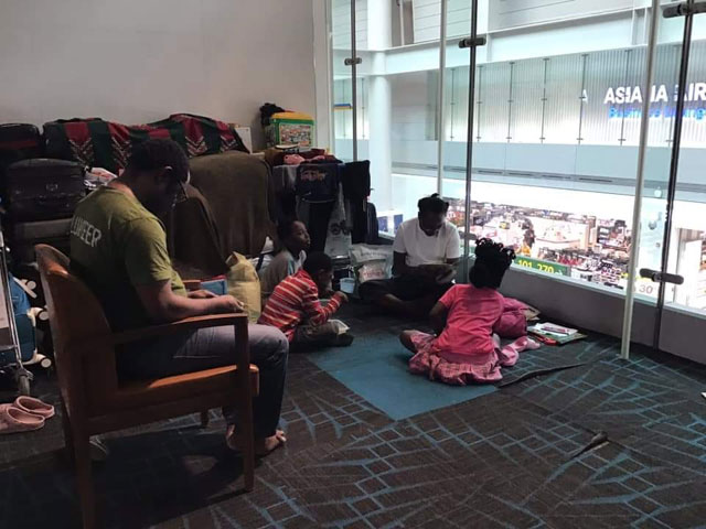 루렌도 은쿠카 가족이 인천국제공항에서 ‘공항 노숙’하던 모습.