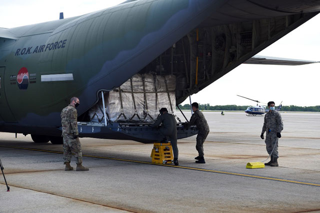미국 참전용사에게 전달할 마스크는 공군 수송기로 운반됐다. (지난 8일, 김해공군기지)