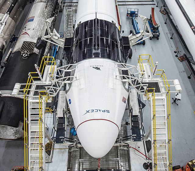 ‘팰컨9’ 로켓과 ‘드래건’ 캡슐이 조립된 모습