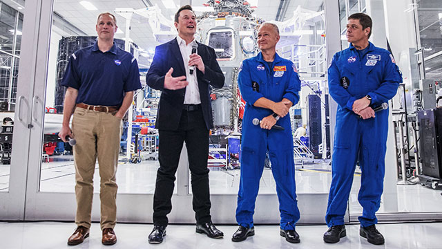 2019년 10월 10일 스페이스X 창업자 일론 머스크(왼쪽에서 두번째)가 우주비행사들과 함께 캘리포니아주 스페이스X 본사에서 열린 언론 설명회에서 브리핑을 하고 있다. AFP=연합