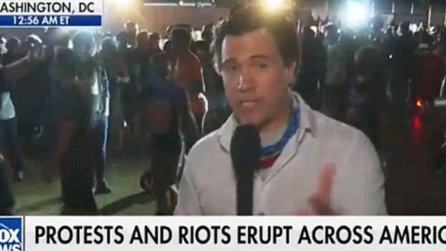 시위대 공격 받은 FOX 뉴스 기자