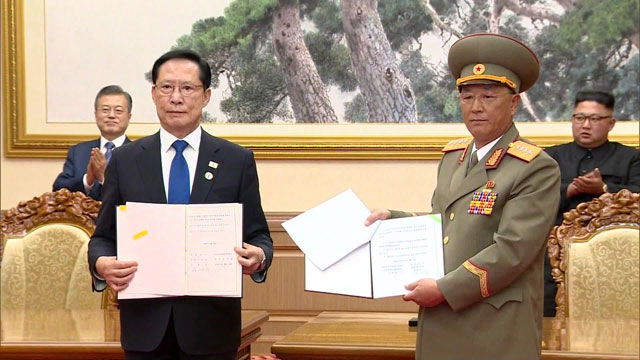 2018년 9월 19일 ‘역사적인 판문점 선언 이행을 위한 군사분야 합의서’에 서명한 송영무 당시 국방부 장관과 노광철 당시 북한 인민무력상