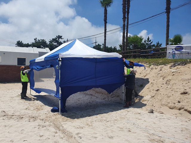 제주시 협재해수욕장에서 코로나19 유증상자를 격리하기 위한 천막이 설치되고 있다.