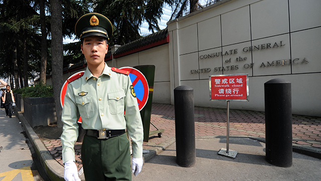 중국 청두 주재 미국 총영사관 입구에서 중국 공안이 경비를 서고 있다. [출처=AFP 연합뉴스]