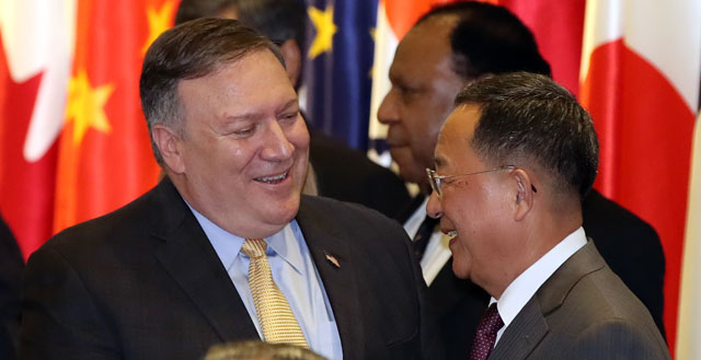 리용호 당시 북한 외무상과 폼페이오 미국 국무부장관이 2018년 싱가포르에서 열린 ARF 외교장관 회의에 참석해 웃으며 이야기를 나누고 있다.