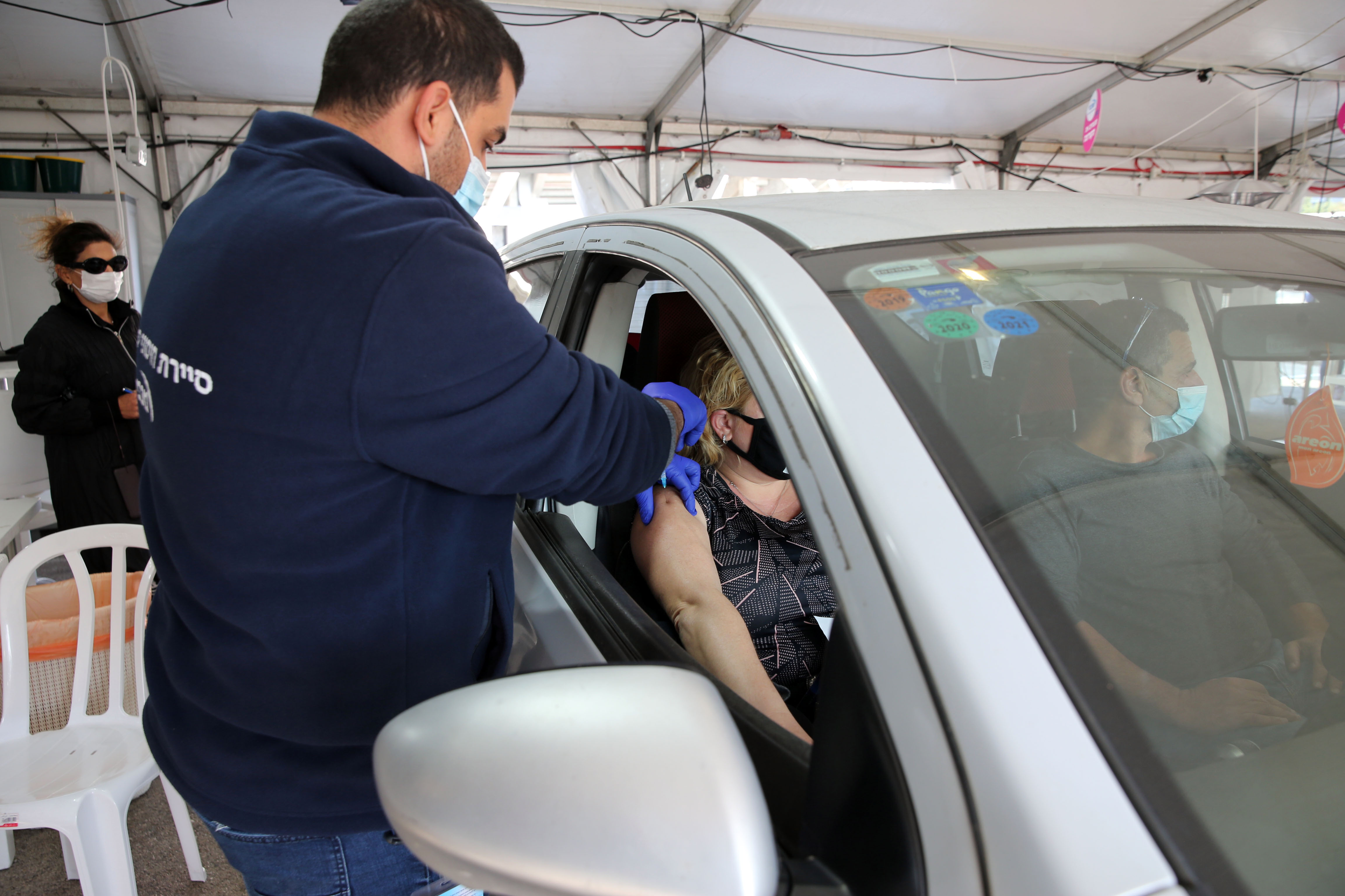 <이스라엘은 이동식 접종센터를 운영해 운전자가 자신의 차에 앉은 채로 백신을 맞을 수 있다>