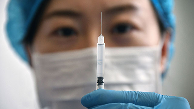 지난 5일 옌타이에서  간호사가 백신 접종을 준비하고 있다.  (출처 : 연합=epa)
