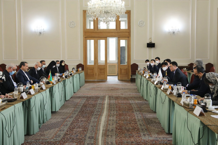 한국 대표단이 현지시간 지난 10일 이란 외무부와 한국케미 나포와 이란 동결자금 문제를 논의하고 있다.