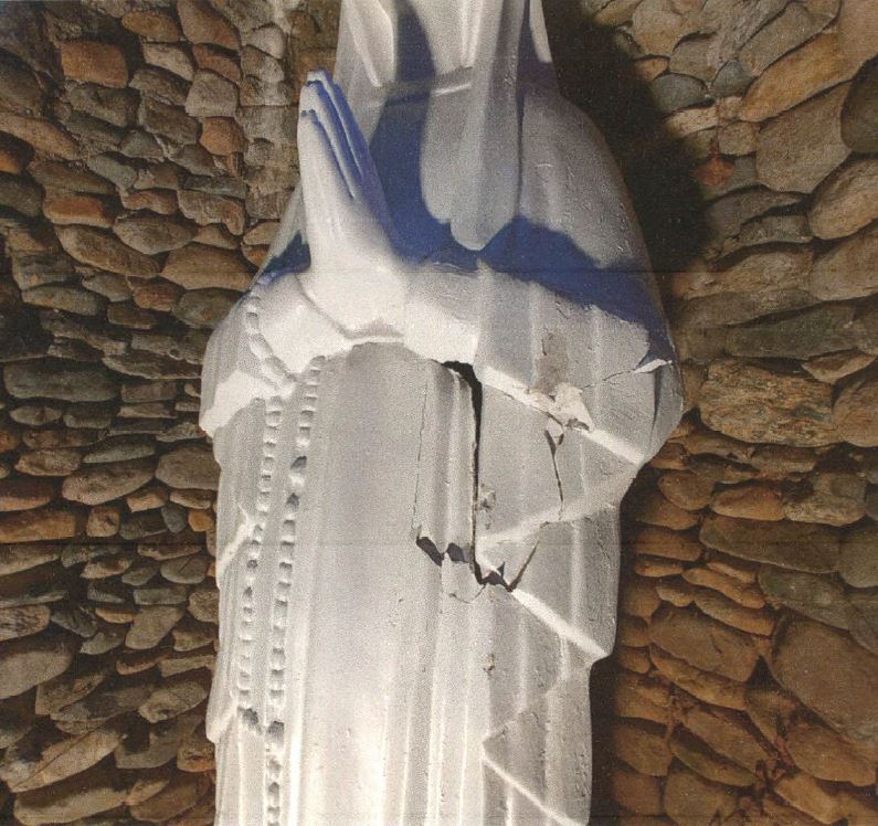 지난 7일 왼손과 허리 부위가 파손된 채 발견된 부산 기장성당의 성모 마리아상.  