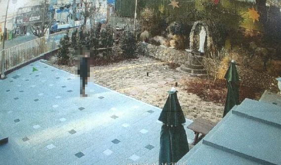 지난 7일 오후 한 남성이 부산 기장군 기장성당으로 들어와 야외에 있던 성모 마리아상을 향해 돌을 던진 뒤 달아났다. 당시 모습이 담긴 성당 CCTV화면.   