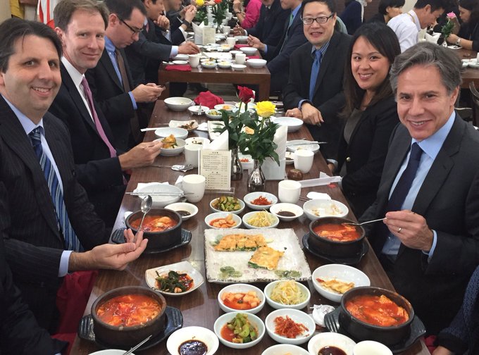 2016년 10월 방한했던 토니 블링컨(가장 오른쪽)이 순두부찌개를 먹으며 사진을 찍은 모습 (출처 : 토니 블링컨 트위터)