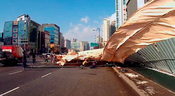 28일 오후, 경기도 의왕시 공사장 가림막 강풍에 무너져