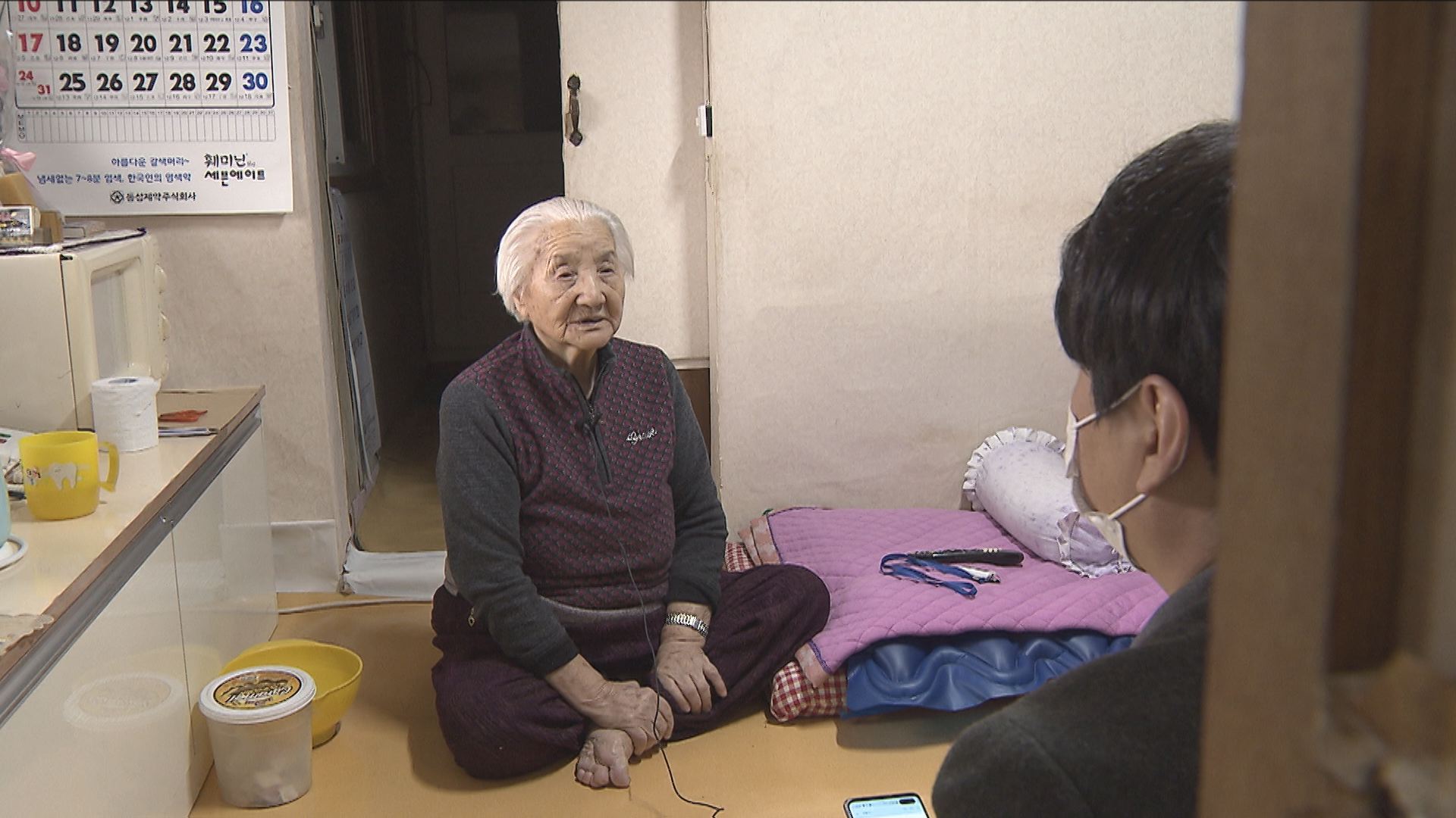 화재 참사 소식을 듣고 울음이 터져 나왔다며 피해자 가족들을 설명하는 이웃 주민