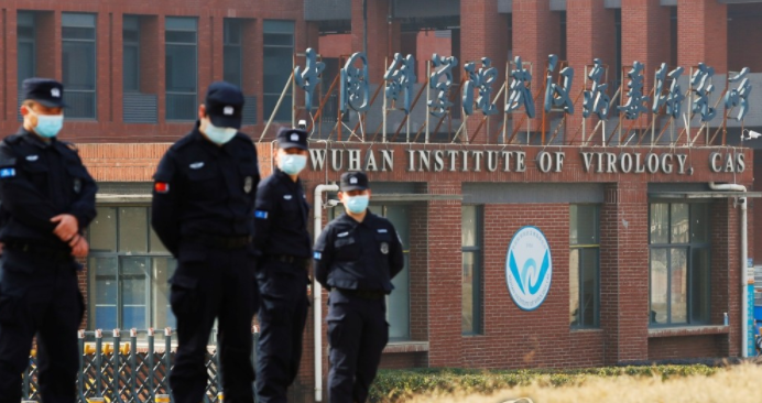 지난 3일 WHO 전문가팀이 방문한 중국 후베이성 우한 바이러스 연구소 앞을 중국 경비 요원들이 지키고 있다 [사진 출처: 연합뉴스]