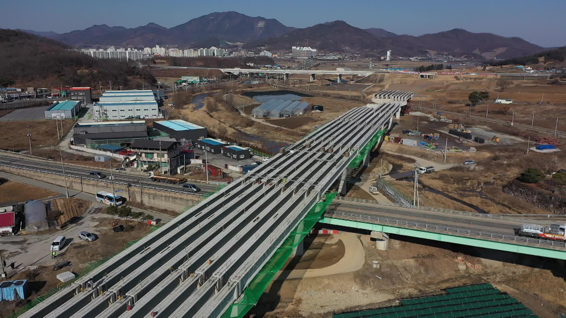  충청내륙도로 2공구 현장. 교량을 건설하는 공사가 진행 중이다.