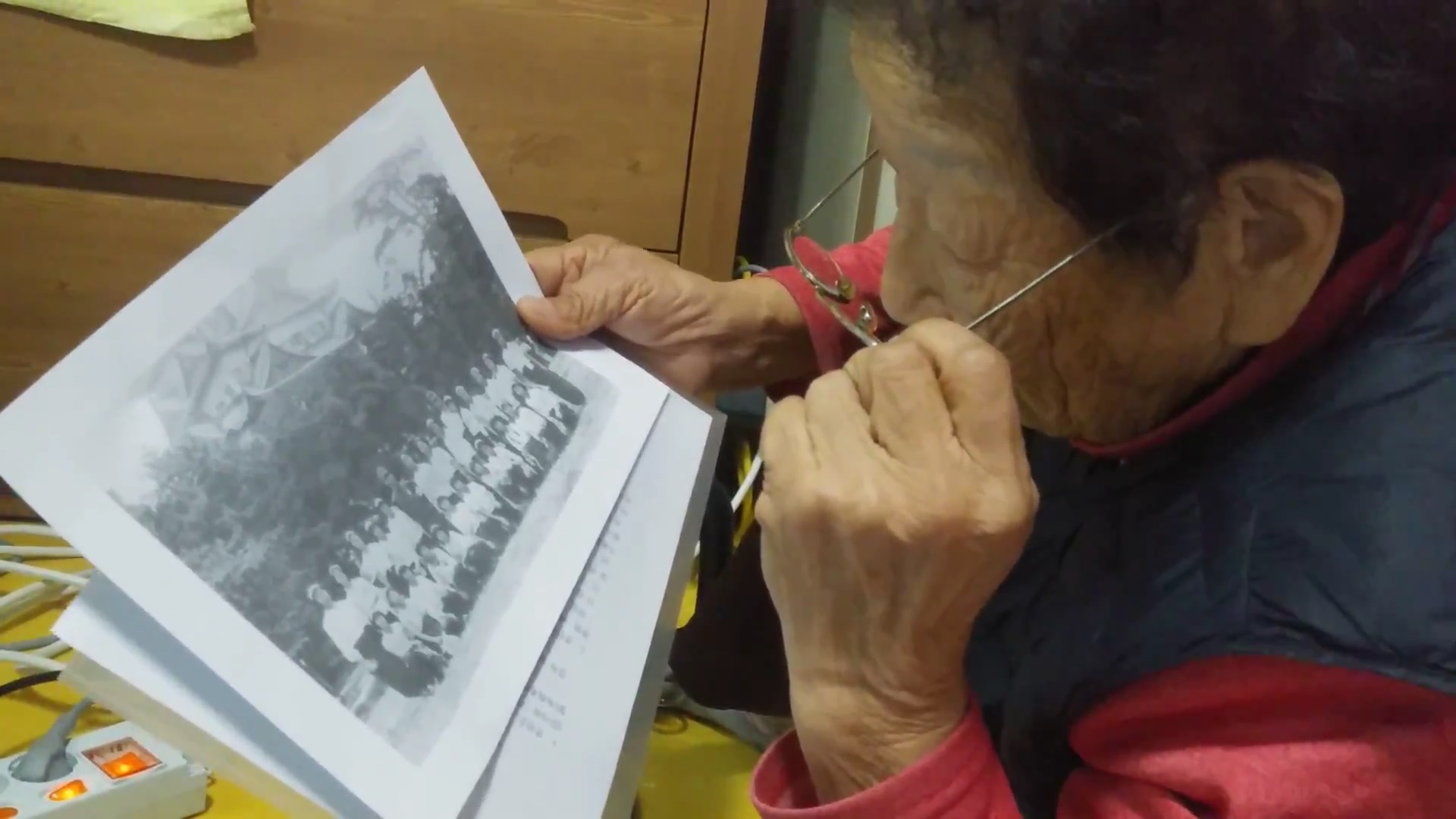  정신영 할머니가 1944년 조선여자근로정신대로 동원됐을 당시 나고야성 앞에서 찍은 사진을 유심히 살펴보고 있다.