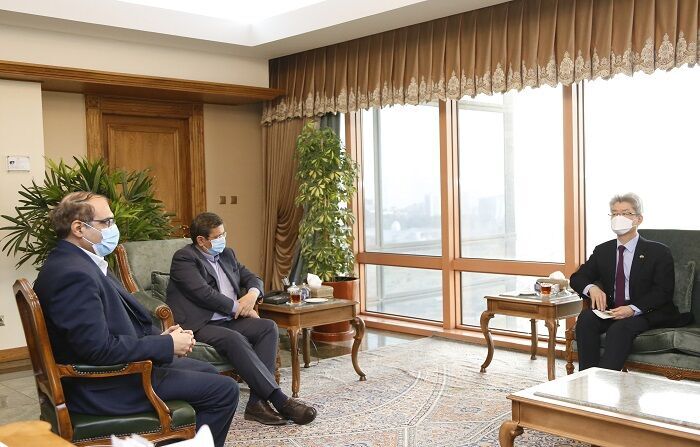압돌나세르 헴마티 이란 중앙은행 총재를 만나고 있는 유정현 이란 대사 [출처 : IRNA]
