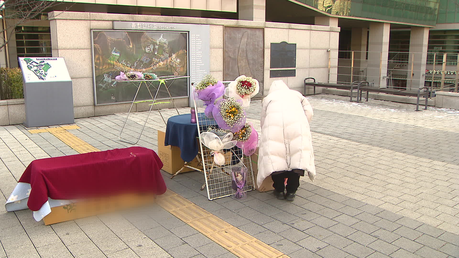 지난 18일, 서울 중앙대학교 정문 앞에서 꽃다발을 팔고 있는 A 씨의 모습