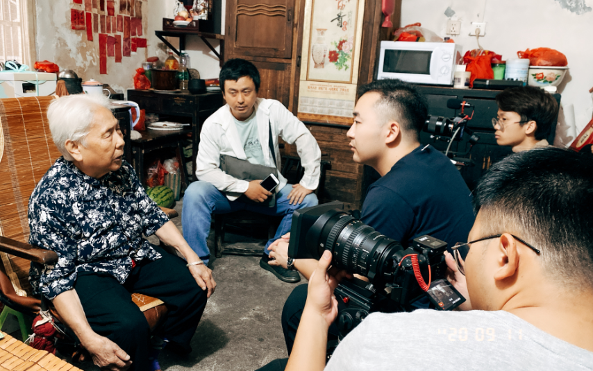 류양 씨 등 중국 다큐팀이 2020년 중국인 위안부 피해자 할머니와 가족을 만나 인터뷰하고 있다. (사진 제공=류양 프로듀서) 