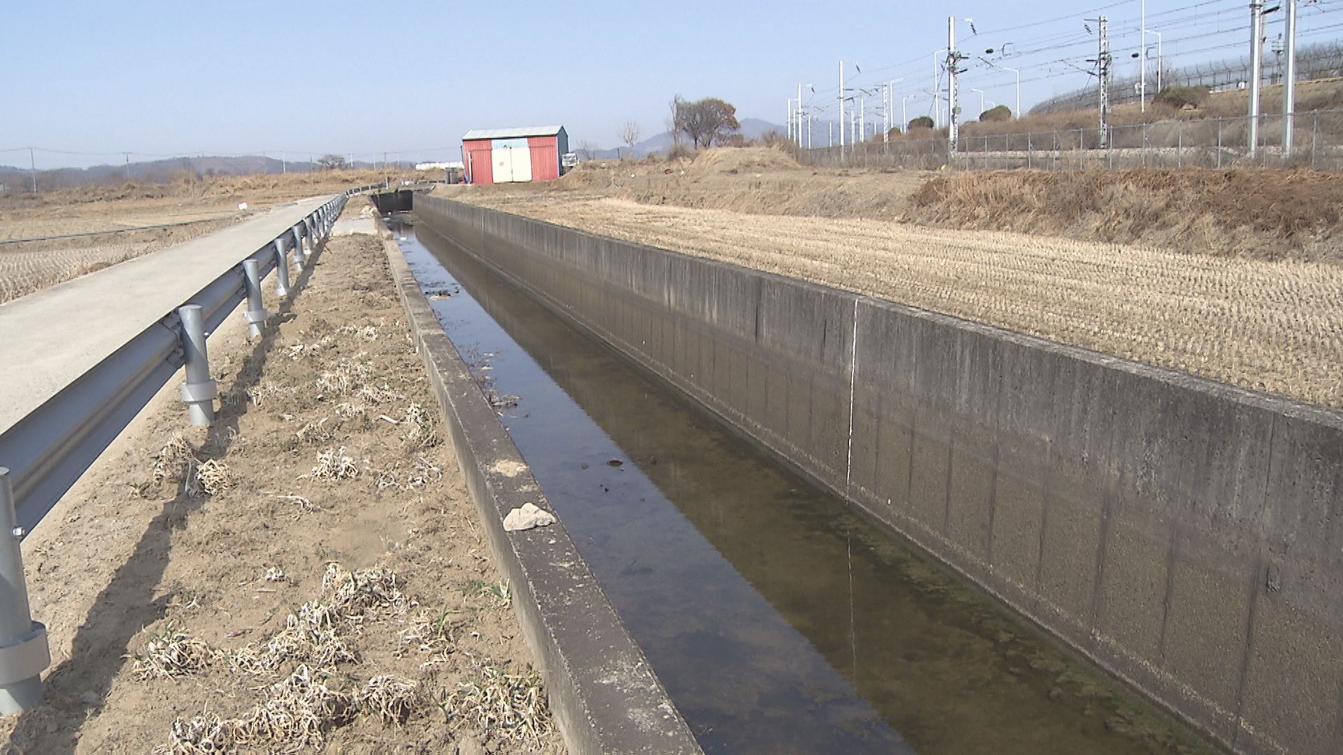  2019년, 충북 청주시 오근장동에서도 주민이 농업용 배수로에 추락해 숨지자 ‘안전 울타리’가 설치됐다.