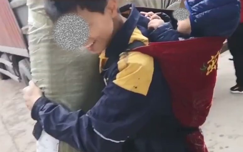 2019년 3월 화제가 된 ‘아기 동반 택배 배송’ 영상 [출처 : 동영상플랫폼 리시핑]
