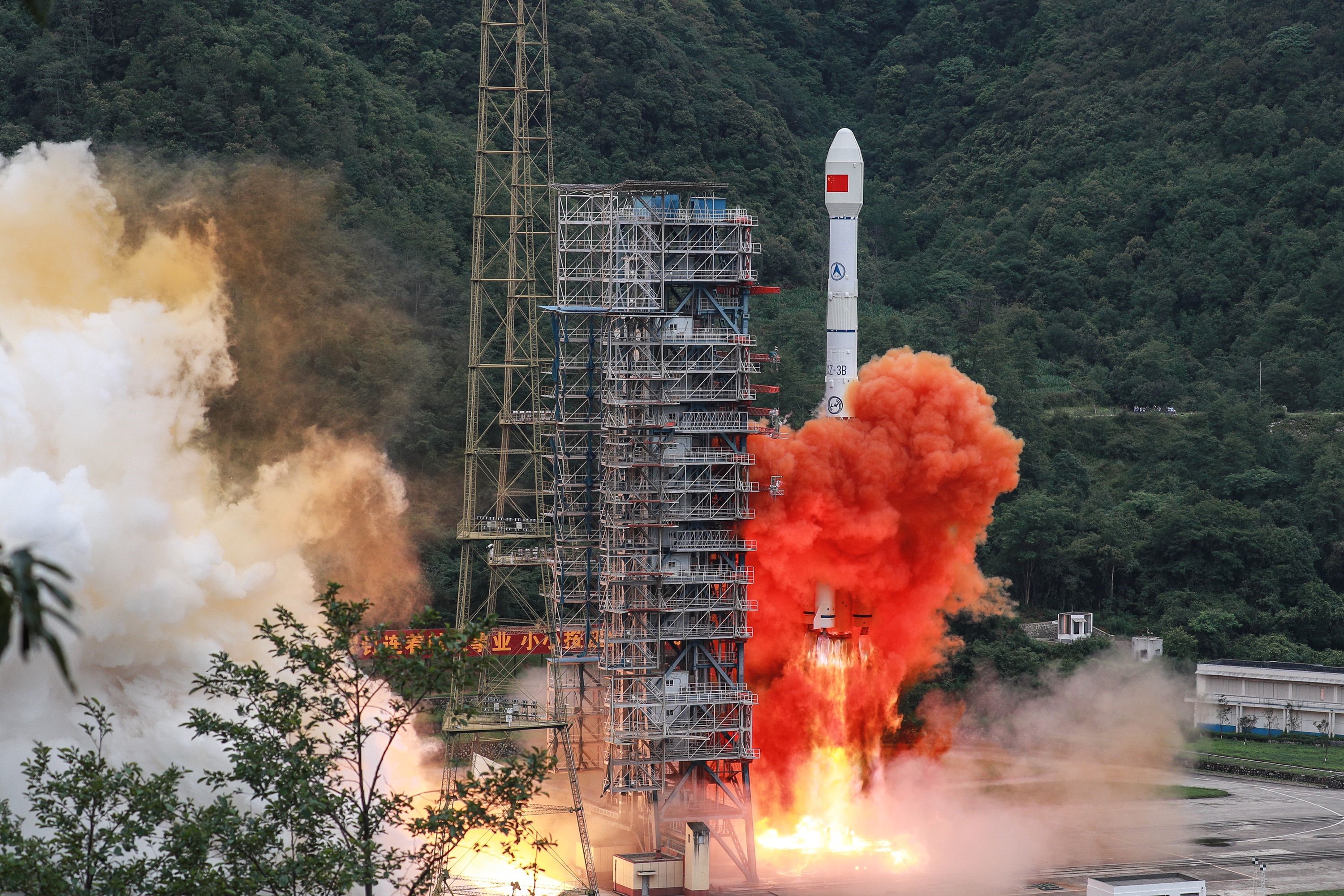 중국의 베이더우 위성을 실은 창정 3B로켓이 작년 6월 쓰촨성 시창 위성발사센터를 이륙하고 있다. 중국이 미국에 대항해 추진하는 베이더우 시스템을 완성할 마지막 위성에 해당한다. (출처 : 연합뉴스)