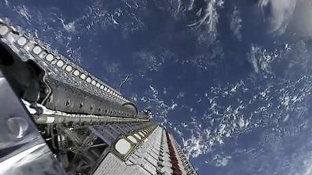 지구 위 궤도에서 발사 중인 60대의 스타링크 위성 (출처 : 스페이스X)