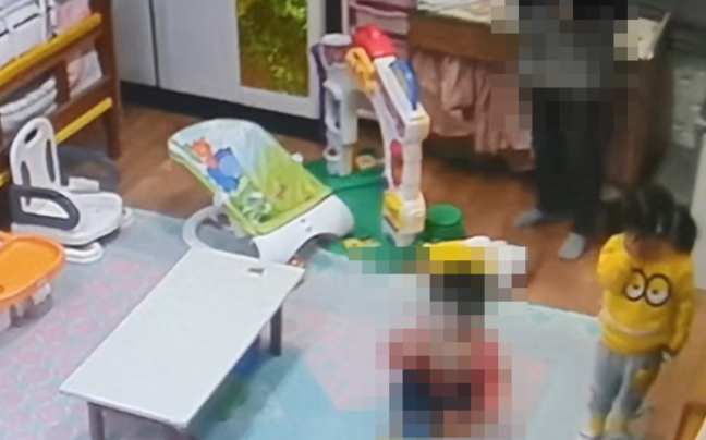 제주지역 모 어린이집에서 보육교사가 3세 아동의 이마를 주먹으로 수차례 밀치고, 손으로 잡아당겨 아동이 울고 있는 모습