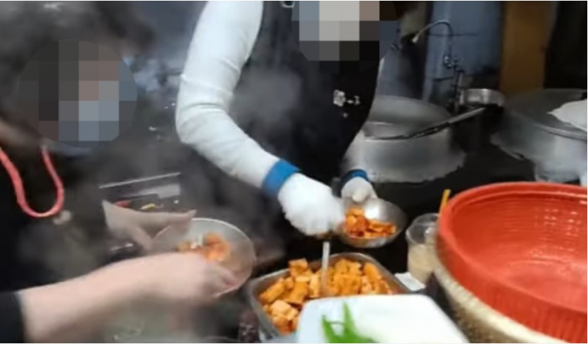 부산 A 음식점에서 깍두기를 재사용하는 모습 (출처: 유튜브)