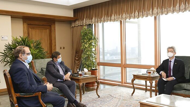 압돌나세르 헴마티 이란 중앙은행 총재를 만나고 있는 유정현 이란 대사 (출처 : IRNA) 